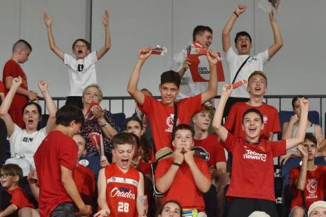 CSM Oradea egalează în finală! Victorie entuziasmantă în meciul 2 cu U BT Cluj, în Oradea Arena (FOTO/VIDEO)